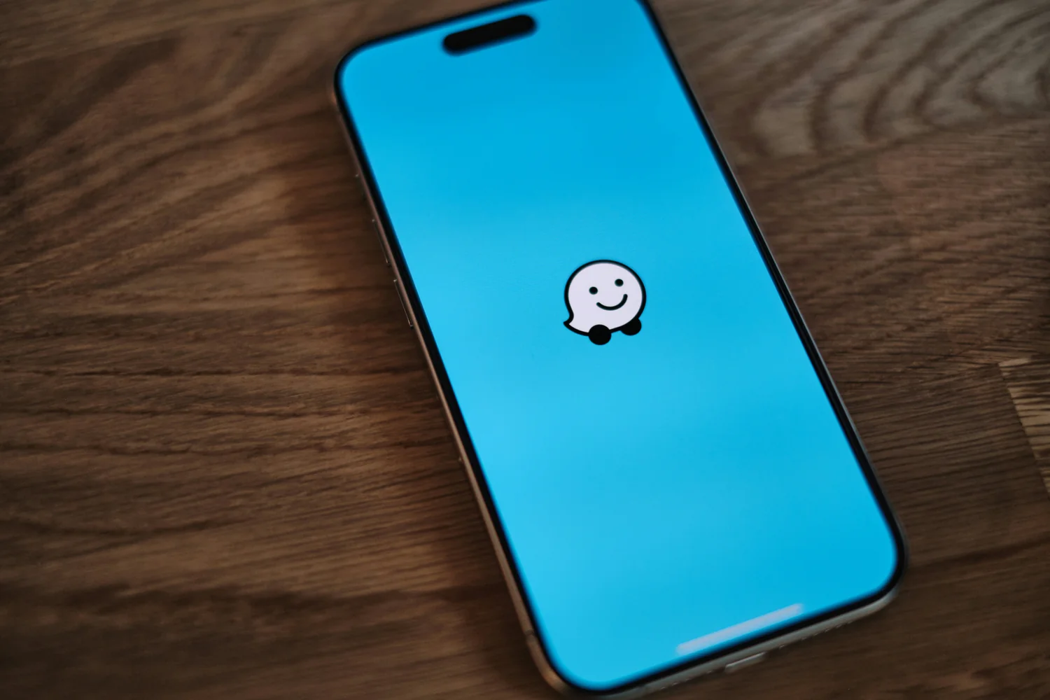 Waze na Mota: Como ter o GPS num ecrã grande (sem arriscar o telemóvel)